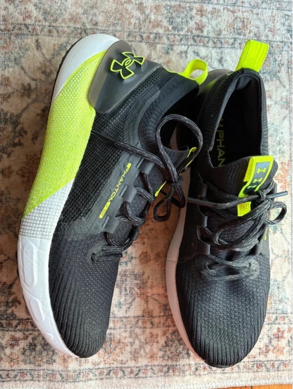 Mens size 10 Black and Neon Yellow Under Armour Phantom Sneakers